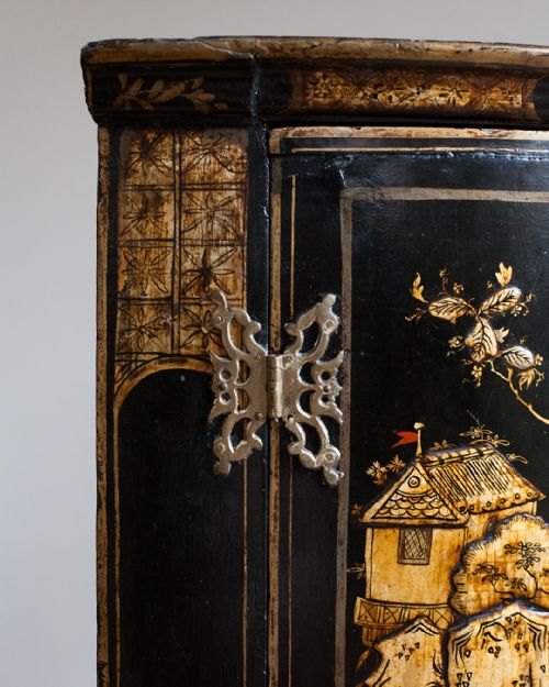 BEAUTIFUL 18TH CENTURY LACQUERED BOW FRONT CORNER CUPBOARD - ADDITIONAL PHOTO 3