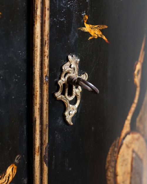 BEAUTIFUL 18TH CENTURY LACQUERED BOW FRONT CORNER CUPBOARD - ADDITIONAL PHOTO 4