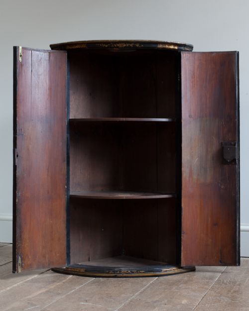 BEAUTIFUL 18TH CENTURY LACQUERED BOW FRONT CORNER CUPBOARD - ADDITIONAL PHOTO 5