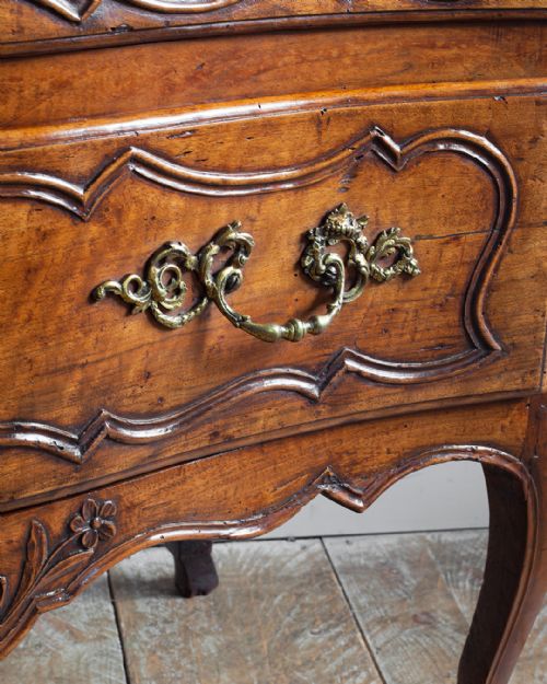 FRENCH LATE 18TH CENTURY WALNUT SERPENTINE COMMODE - ADDITIONAL PHOTO 4