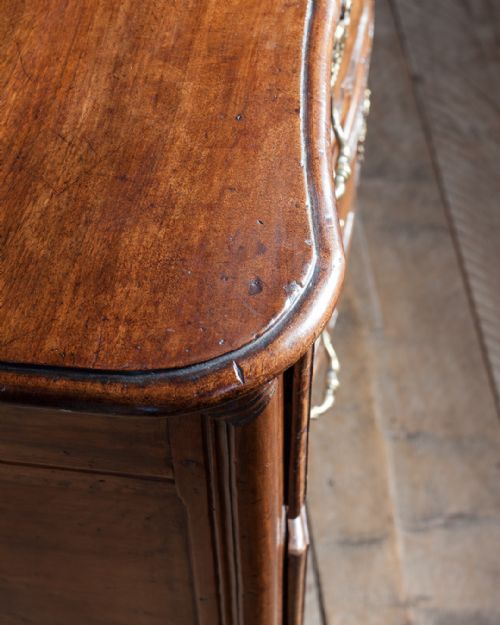 FRENCH LATE 18TH CENTURY WALNUT SERPENTINE COMMODE - ADDITIONAL PHOTO 7