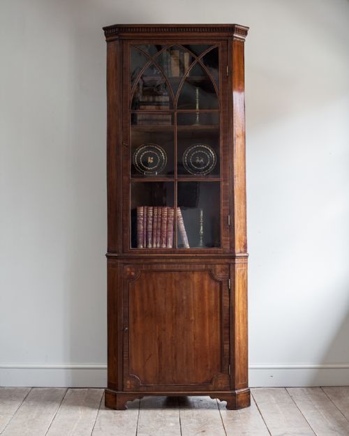 GEORGE III MAHOGANY FLOOR STANDING CORNER CUPBOARD - ADDITIONAL PHOTO 1