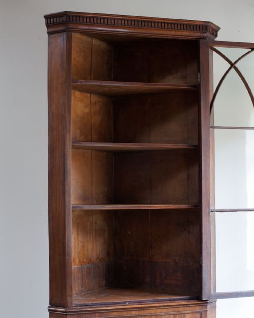 GEORGE III MAHOGANY FLOOR STANDING CORNER CUPBOARD - ADDITIONAL PHOTO 4