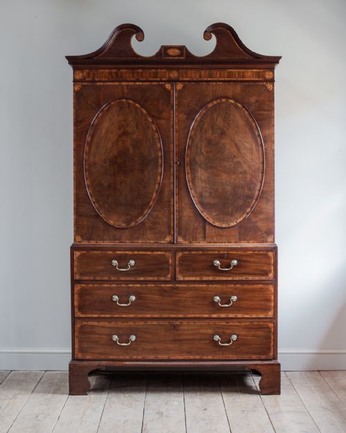 GEORGE III MAHOGANY LINEN PRESS - ADDITIONAL PHOTO 1