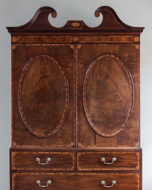 GEORGE III MAHOGANY LINEN PRESS - ADDITIONAL PHOTO 2