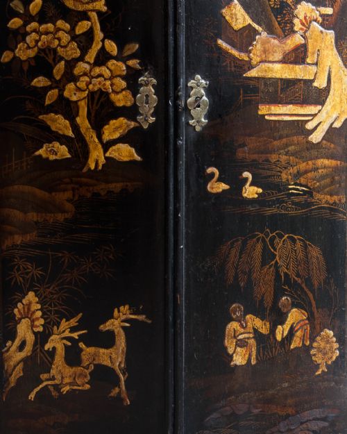 18TH CENTURY LACQUERED BOWFRONT CORNER CUPBOARD - ADDITIONAL PHOTO 2