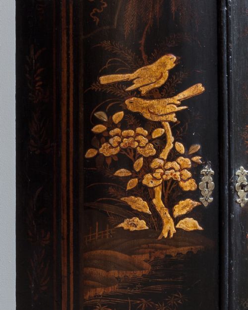 18TH CENTURY LACQUERED BOWFRONT CORNER CUPBOARD - ADDITIONAL PHOTO 3
