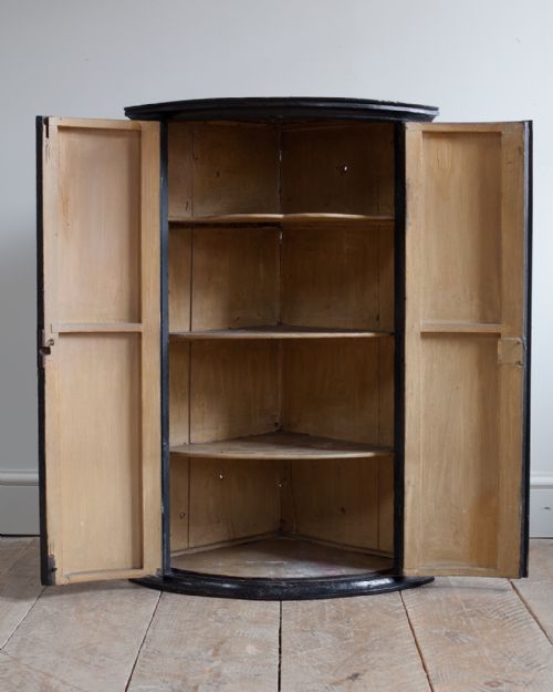 18TH CENTURY LACQUERED BOWFRONT CORNER CUPBOARD - ADDITIONAL PHOTO 4