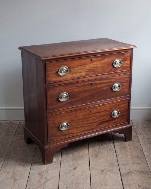 GEORGE III MAHOGANY CHEST OF DRAWERS - ADDITIONAL PHOTO 1