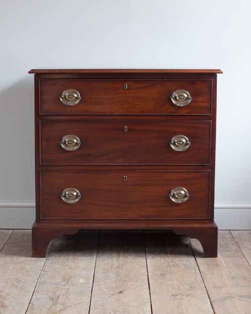 GEORGE III MAHOGANY CHEST OF DRAWERS - ADDITIONAL PHOTO 2