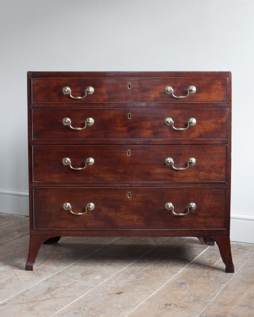 GEORGE III MAHOGANY CHEST OF DRAWERS - ADDITIONAL PHOTO 1