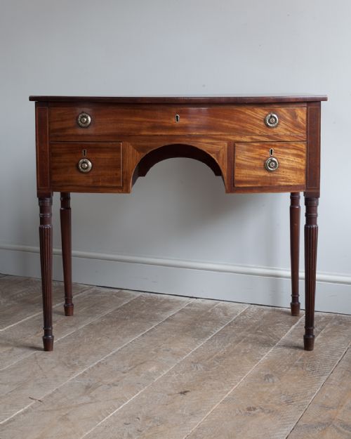 REGENCY MAHOGANY BOWFRONT KNEEHOLE DRESSING TABLE - ADDITIONAL PHOTO 1