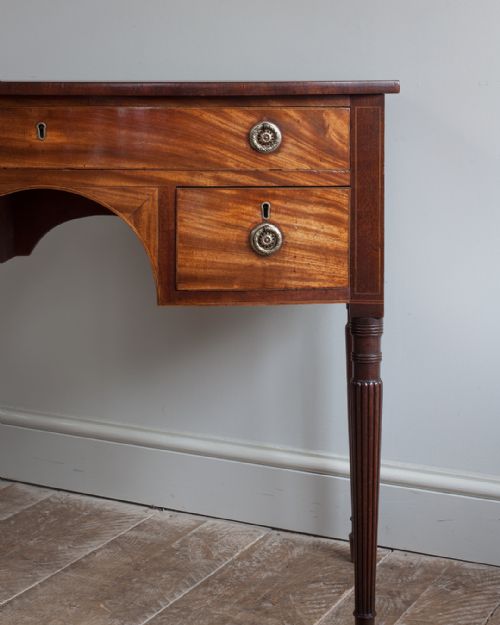 REGENCY MAHOGANY BOWFRONT KNEEHOLE DRESSING TABLE - ADDITIONAL PHOTO 2