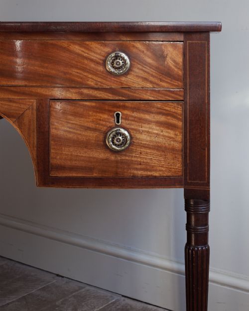 REGENCY MAHOGANY BOWFRONT KNEEHOLE DRESSING TABLE - ADDITIONAL PHOTO 5