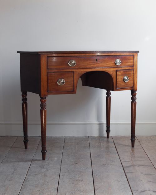 GEORGIAN MAHOGANY BOWFRONT DRESSING TABLE - ADDITIONAL PHOTO 5