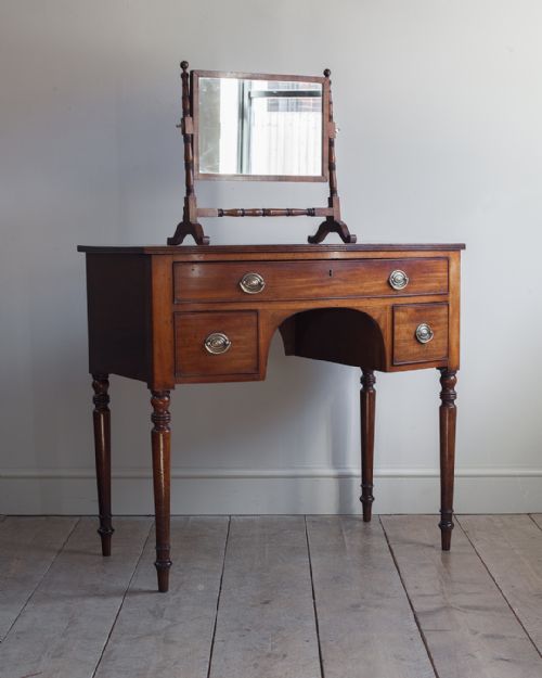 GEORGIAN MAHOGANY BOWFRONT DRESSING TABLE - ADDITIONAL PHOTO 6