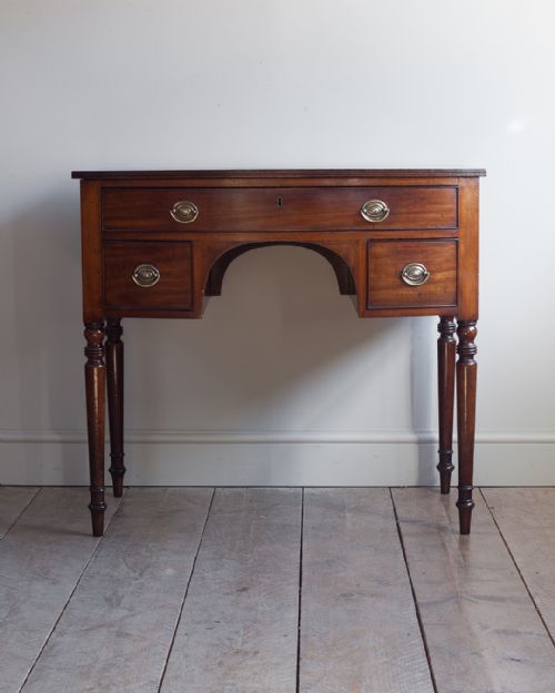 GEORGIAN MAHOGANY BOWFRONT DRESSING TABLE - ADDITIONAL PHOTO 7