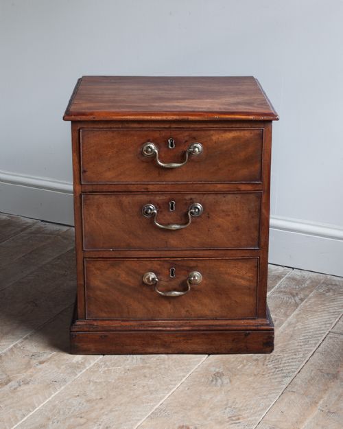 EARLY 19TH CENTURY MAHOGANY BEDSIDE CHEST - ADDITIONAL PHOTO 2