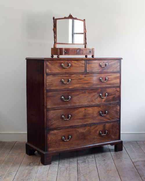 GEORGE III MAHOGANY CHEST OF DRAWERS - ADDITIONAL PHOTO 2