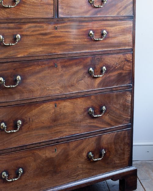 GEORGE III MAHOGANY CHEST OF DRAWERS - ADDITIONAL PHOTO 4