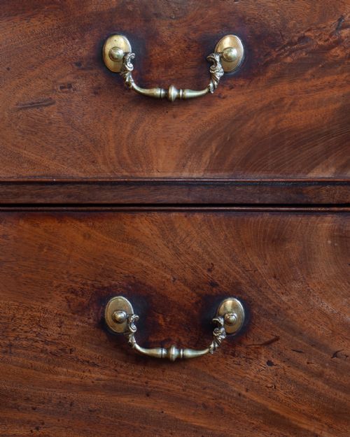 GEORGE III MAHOGANY CHEST OF DRAWERS - ADDITIONAL PHOTO 5