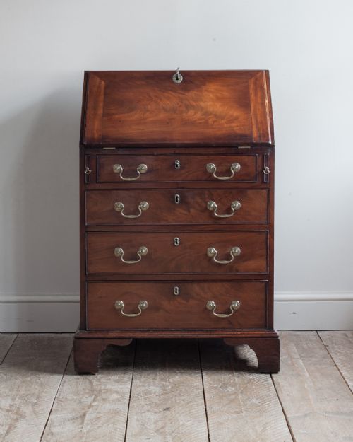 DELIGHTFUL SMALL GEORGE III MAHOGANY BUREAU - ADDITIONAL PHOTO 2
