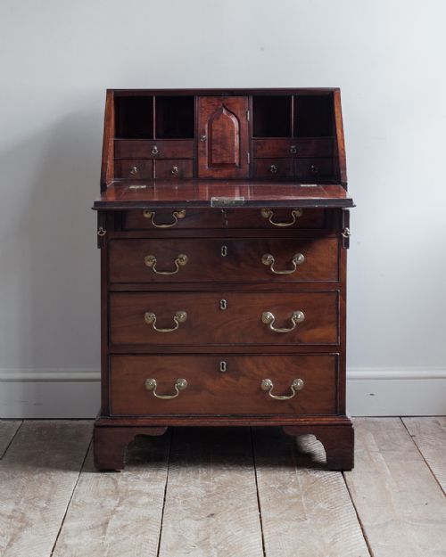 DELIGHTFUL SMALL GEORGE III MAHOGANY BUREAU - ADDITIONAL PHOTO 3
