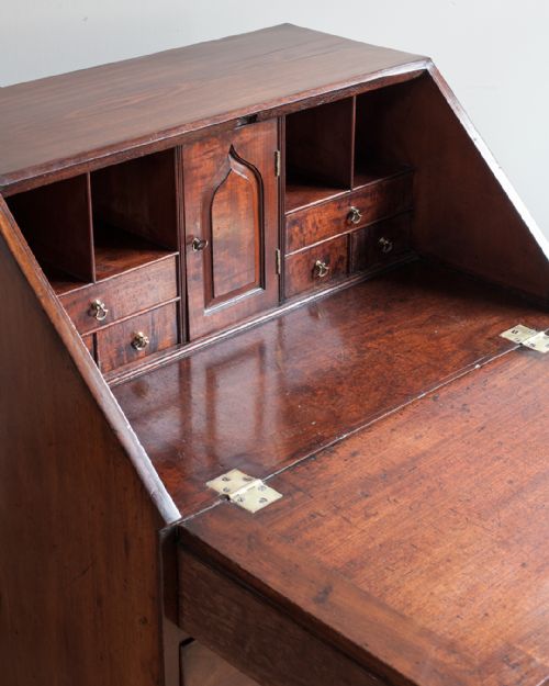 DELIGHTFUL SMALL GEORGE III MAHOGANY BUREAU - ADDITIONAL PHOTO 4