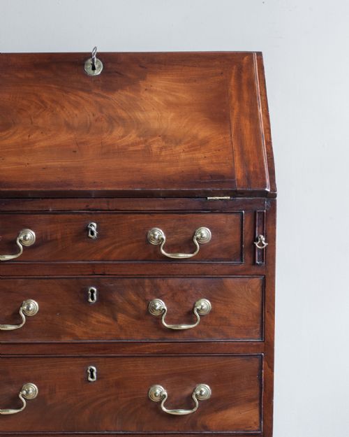 DELIGHTFUL SMALL GEORGE III MAHOGANY BUREAU - ADDITIONAL PHOTO 5