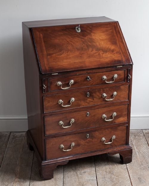 DELIGHTFUL SMALL GEORGE III MAHOGANY BUREAU - ADDITIONAL PHOTO 6