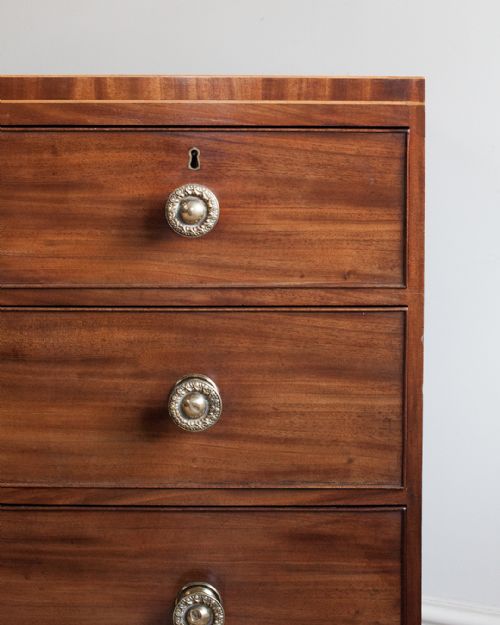 GEORGE III MAHOGANY CHEST OF DRAWERS - ADDITIONAL PHOTO 4