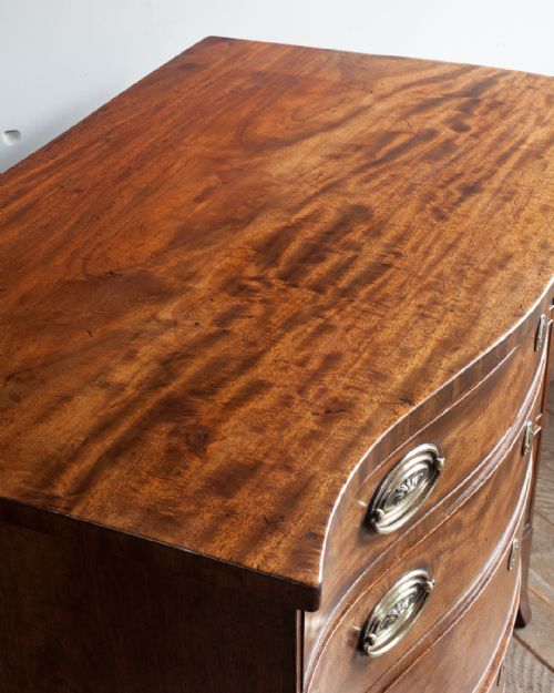 GEORGE III MAHOGANY SERPENTINE CHEST OF DRAWERS - ADDITIONAL PHOTO 7