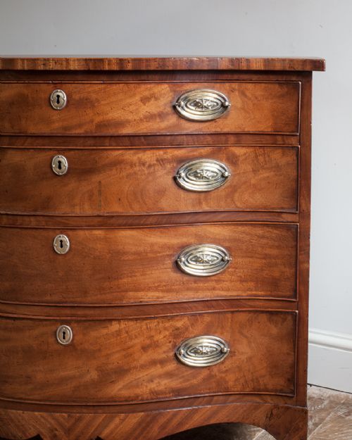 GEORGE III MAHOGANY SERPENTINE CHEST OF DRAWERS - ADDITIONAL PHOTO 9