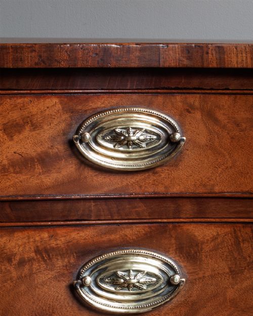 GEORGE III MAHOGANY SERPENTINE CHEST OF DRAWERS - ADDITIONAL PHOTO 10