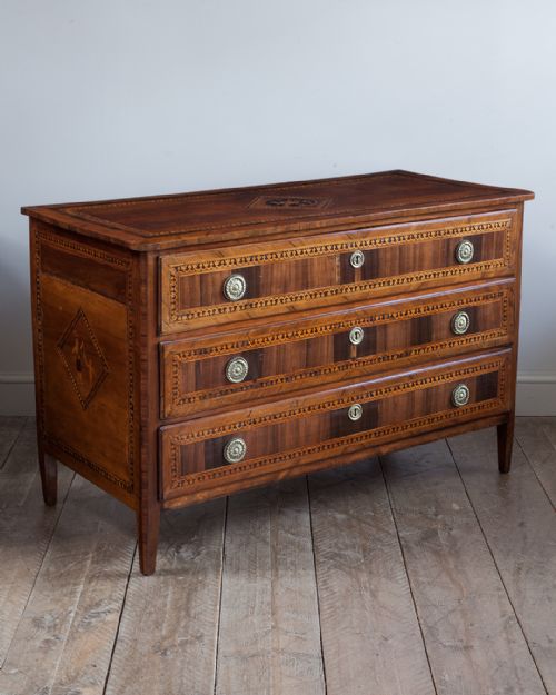 18TH CENTURY ITALIAN WALNUT COMMODE - ADDITIONAL PHOTO 1