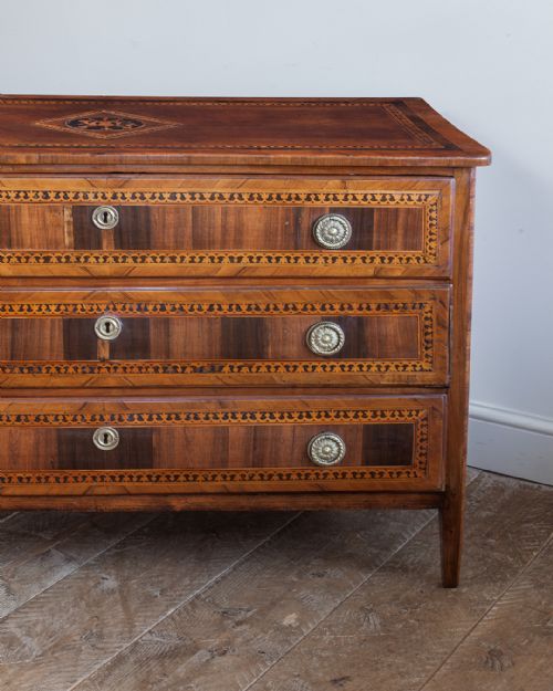18TH CENTURY ITALIAN WALNUT COMMODE - ADDITIONAL PHOTO 4