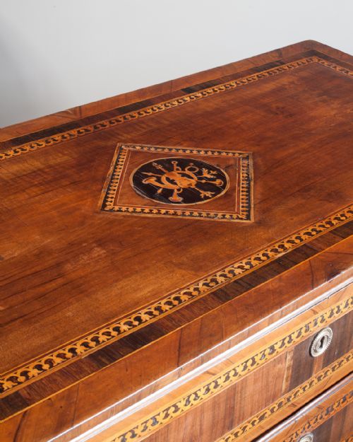 18TH CENTURY ITALIAN WALNUT COMMODE - ADDITIONAL PHOTO 5