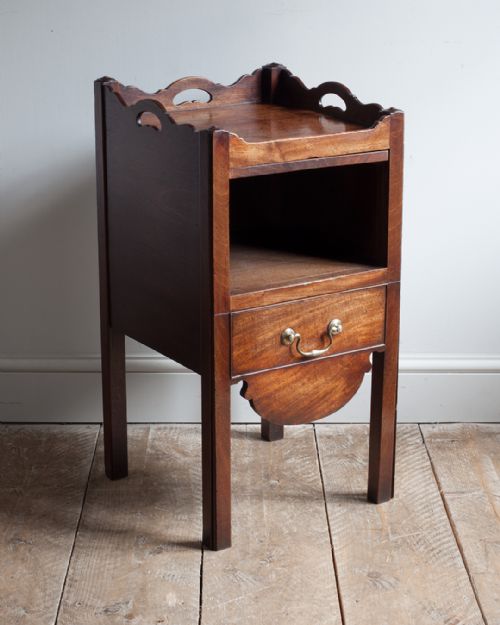 SMALL GEORGIAN MAHOGANY COMMODE - ADDITIONAL PHOTO 1