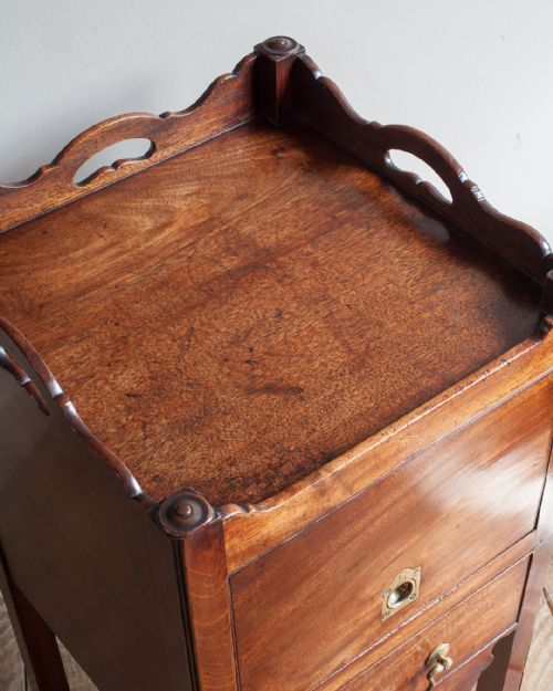 SMALL GEORGIAN MAHOGANY COMMODE - ADDITIONAL PHOTO 3