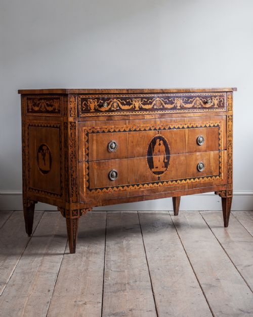 stunning 18th century italian walnut commode - CATEGORY: ANTIQUE FURNITURE - DATED 18TH CENTURY