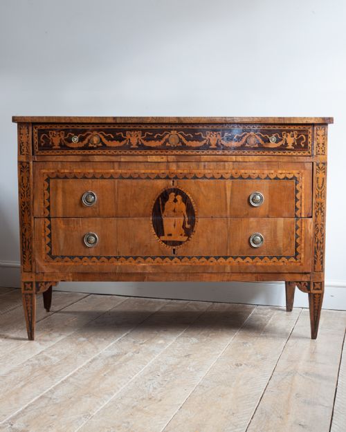 STUNNING 18TH CENTURY ITALIAN WALNUT COMMODE - ADDITIONAL PHOTO 1