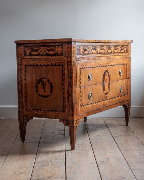 STUNNING 18TH CENTURY ITALIAN WALNUT COMMODE - ADDITIONAL PHOTO 2
