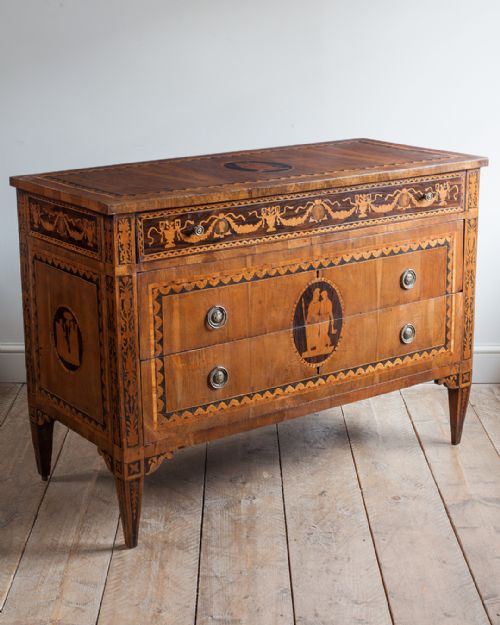 STUNNING 18TH CENTURY ITALIAN WALNUT COMMODE - ADDITIONAL PHOTO 4