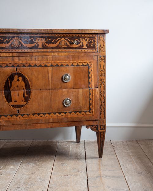 STUNNING 18TH CENTURY ITALIAN WALNUT COMMODE - ADDITIONAL PHOTO 5