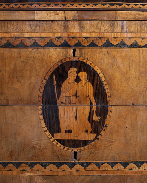 STUNNING 18TH CENTURY ITALIAN WALNUT COMMODE - ADDITIONAL PHOTO 8