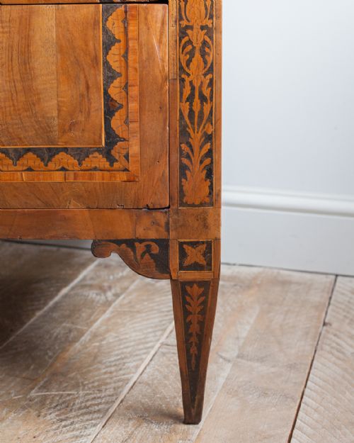 STUNNING 18TH CENTURY ITALIAN WALNUT COMMODE - ADDITIONAL PHOTO 10