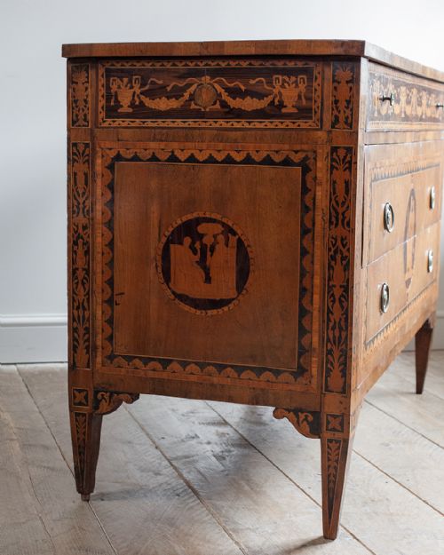 STUNNING 18TH CENTURY ITALIAN WALNUT COMMODE - ADDITIONAL PHOTO 11