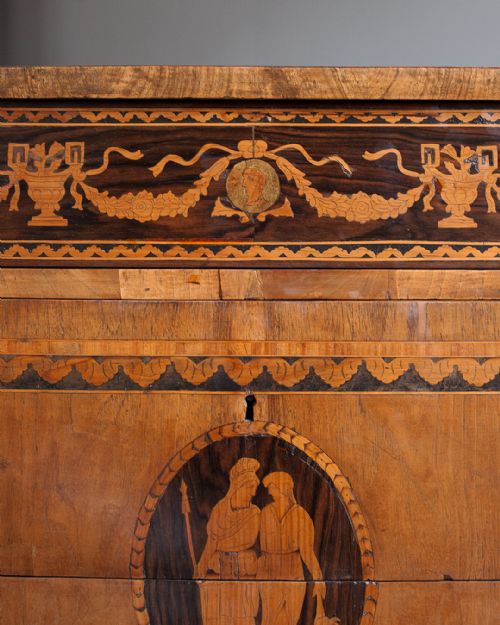 STUNNING 18TH CENTURY ITALIAN WALNUT COMMODE - ADDITIONAL PHOTO 12
