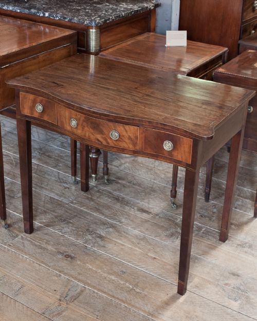 GEORGIAN MAHOGANY SERPENTINE SIDE TABLE - ADDITIONAL PHOTO 3