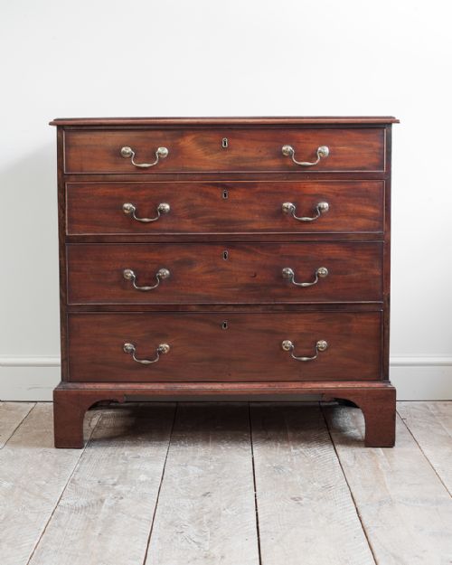 GEORGE III MAHOGANY CHEST OF DRAWERS - ADDITIONAL PHOTO 1